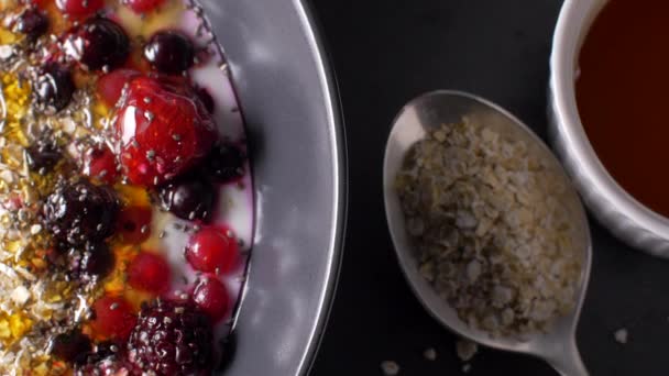 Gezond ontbijt met yoghurt, fruit en haver muesli — Stockvideo