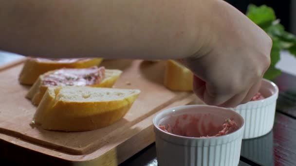 Φτιάχνω σάντουιτς με πάστα σε ξύλινη σανίδα. Αργή κίνηση — Αρχείο Βίντεο