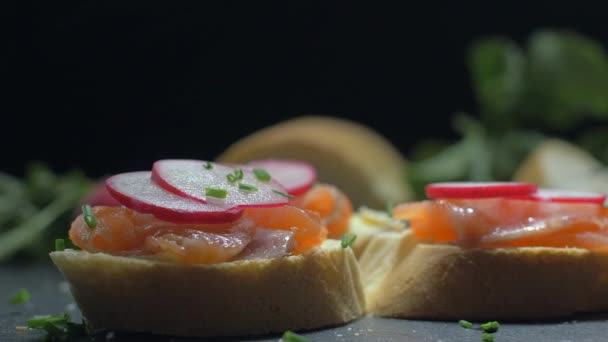 Espolvorear con sándwich de salmón de ajo salvaje. Movimiento lento — Vídeo de stock