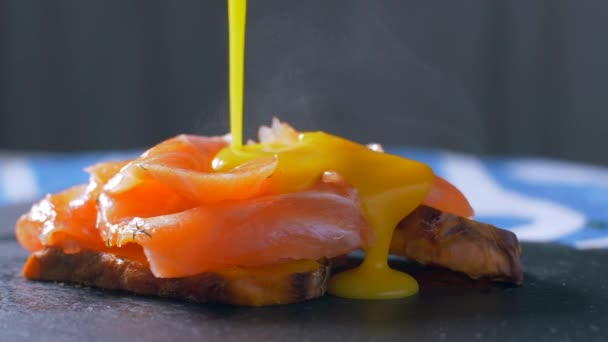 Het gieten van zalm en stukjes pompoen met sinaasappelsaus. — Stockvideo