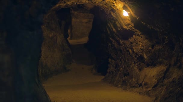 De vieux tunnels sculptés manuellement mènent à une cave — Video