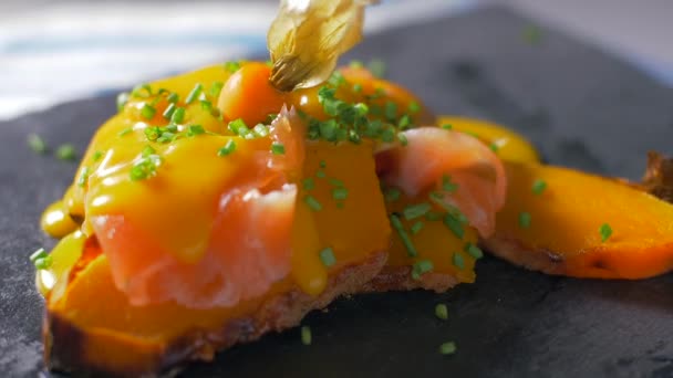 Hermoso plato de salmón y salsa de naranja — Vídeos de Stock