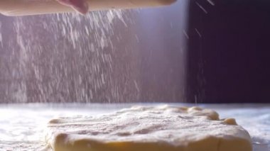 Oklava ile bir hamur haddeleme