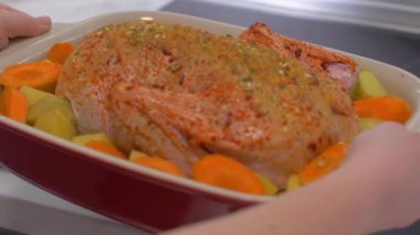 Eller ördeği fırına koydu.