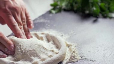 İtalyan pizza şefi elleriyle hamur şekillendirme.