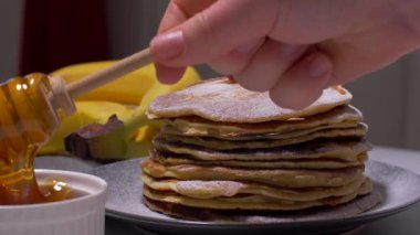 Bal ile Amerikan krep dökme.