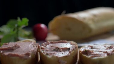 Pate dilimleri üzerinde yabani sarımsak ile serpme. Yavaş çekim