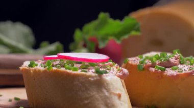 Turp bir dilim pate üzerine yerleştirme. Yavaş çekim