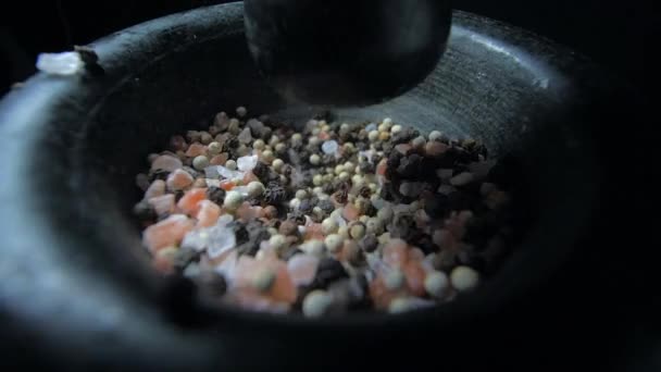 Schiacciare sale e pepe himalayani in un mortaio. Rallentatore — Video Stock
