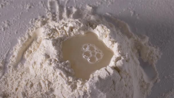 Beba levedura em um poço de farinha — Vídeo de Stock