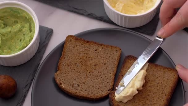 Stock video top uitzicht van gezond ontbijt met eieren toast — Stockvideo