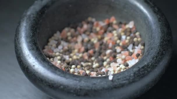 Krossning Himalayan salt och peppar i en mortel. Slow motion — Stockvideo