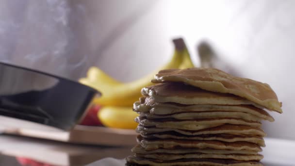 Hornear panqueques americanos en una sartén caliente con mantequilla — Vídeo de stock