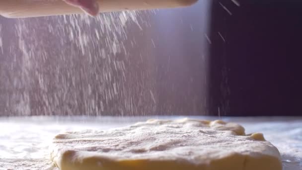 Rolando uma massa de farinha com um rolo de rolo — Vídeo de Stock