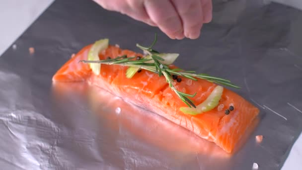 Lachs zum Backen mit Gewürz in Alufolie einwickeln. Salz hinzufügen — Stockvideo