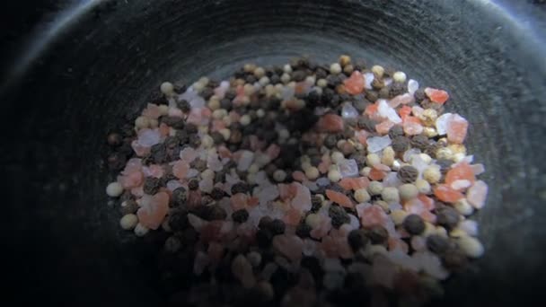 ヒマラヤ塩とコショウをモルタルで粉砕する。スローモーション — ストック動画