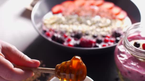 Despejar café da manhã saudável com mel . — Vídeo de Stock