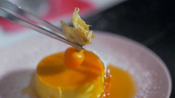 Dekorowanie crème brulee — Wideo stockowe