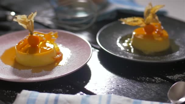 Uma sobremesa deliciosa. Brulee cremoso com caramelo e açúcar em pó . — Vídeo de Stock