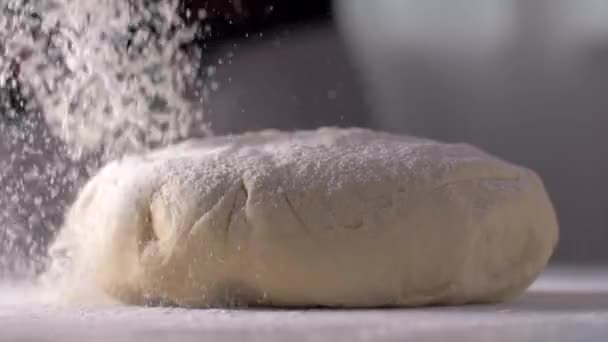 Der Bäcker bestreut den Teig mit Mehl — Stockvideo