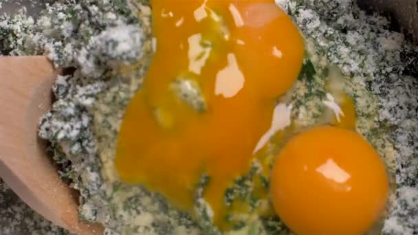 Aggiunta di uova a ricotta e spinaci Slow Motion — Video Stock