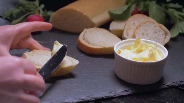 Corte fatias de manteiga. Movimento lento — Vídeo de Stock