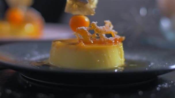 Dekoration creme brulee — Stockvideo