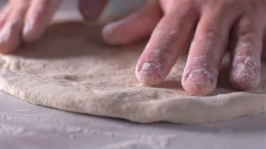 İtalyan pizza şefi elleriyle hamur oluşturan. Yavaş çekim