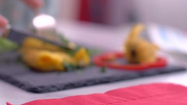 Lezzetli bir omlet geliştiriyorum. Güzel bir şekilde dekore edilmiş bir plato. Yavaş çekim
