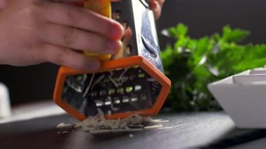 Rendelenmiş parmesan peynirinin yavaş hareketi, tipik İtalyan peyniri