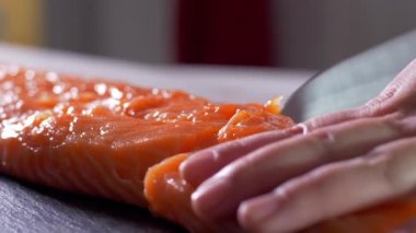 Aşçı somon filetosu, sağlıklı yiyecekleri kesiyor.