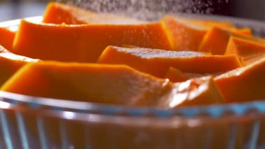 Pişmeden önce pudra şekeri ile bir kabak serpin. Yavaş çekim