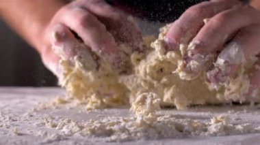 Tablo, ağır çekim unu hamur yoğurma Baker