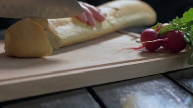 Tahta bir tahtada bıçakla ekmek kesmek. Yavaş çekim