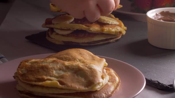 Spreading American pancakes with chocolate — Stock Video