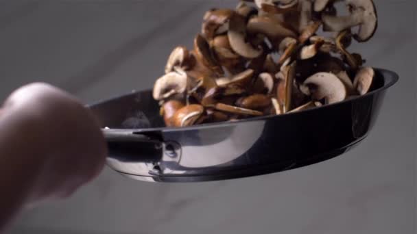 厨师在锅里扔蘑菇 — 图库视频影像