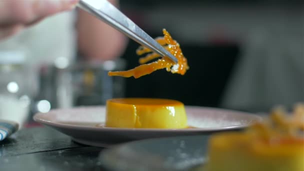Dekorowanie crème brulee — Wideo stockowe