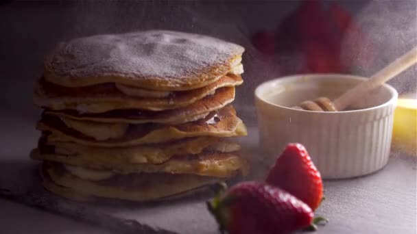 Stänk av amerikanska pannkakor med strösocker. Slow motion — Stockvideo