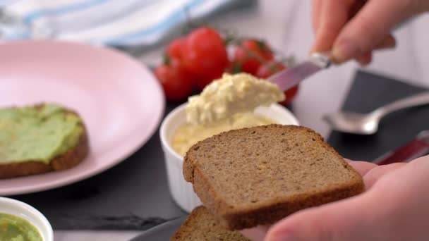 卵トーストと健康的な朝食のストックビデオトップビュー — ストック動画