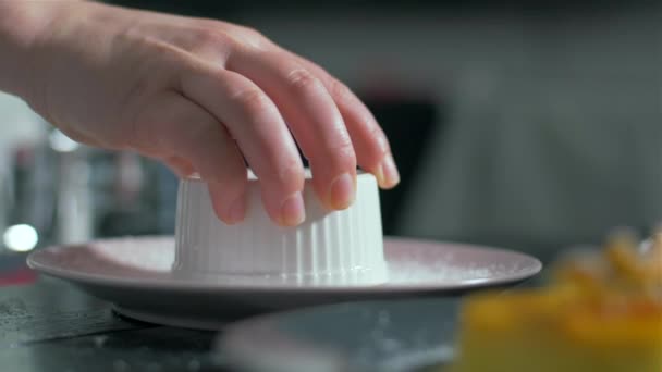 Eine Creme Brulee in einen Teller verwandeln — Stockvideo