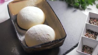 Pizza veya ekmek için taze hamur üzerine un serpme