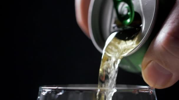 Despeje cerveja fria em um copo com gotas de água. lata de cerveja de perto . — Vídeo de Stock