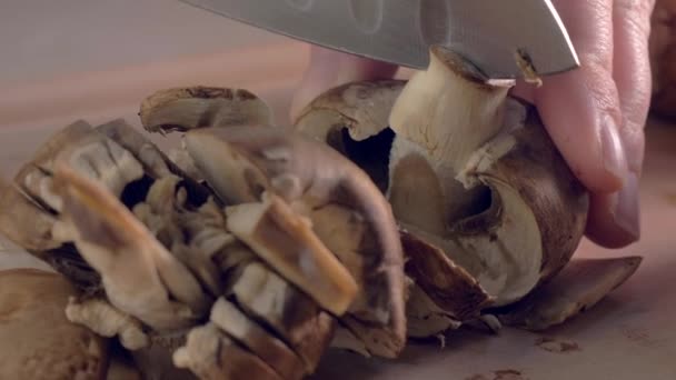 Close-up van Crimini Mushroom op snijplank — Stockvideo