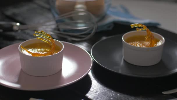 Посыпать крем-брюле с сахарной пудрой — стоковое видео