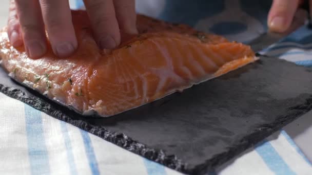 Cortar un salmón marinado casero con un cuchillo. Movimiento lento — Vídeos de Stock