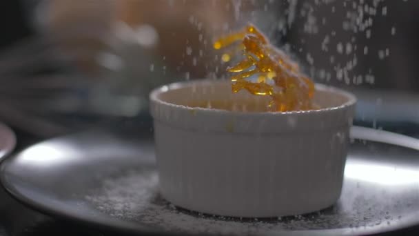 Cospargere una creme brulee con zucchero a velo — Video Stock