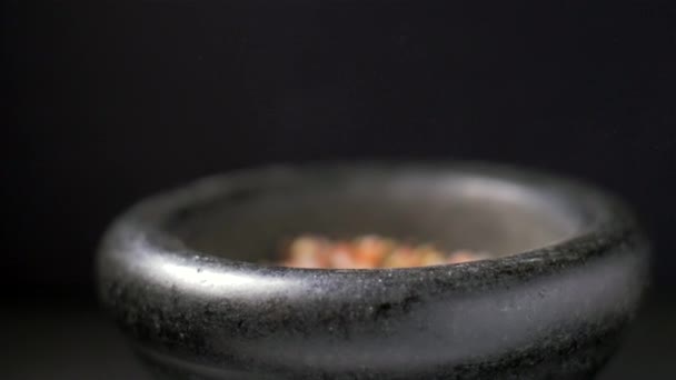Het breken van Himalaya zout en peper in een mortel. Slow Motion — Stockvideo
