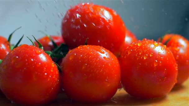 Washing fresh tomato on a wooden board in a slow motion — Stock Video