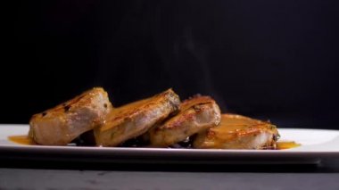 Lezzetli Domuz Biftekleri. Kavrulmuş Soslu Dökme