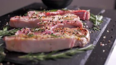 Baharat karışımı ile tatlandırılmış kemik ile çiğ domuz pirzolası